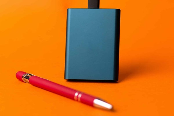 Quels sont les avantages des disques SSD NVMe par rapport aux disques SATA ?