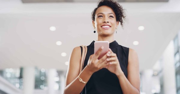 Comment utiliser la technologie pour rester en contact avec des amis et de la famille à l'étranger ?